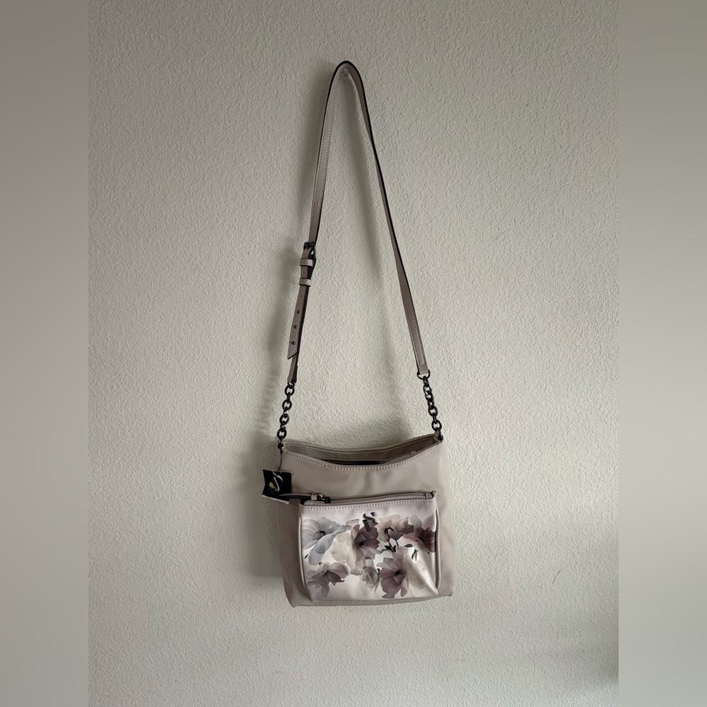 Simply Vera Crossbody handbag purse cream with flowers adjustable strap. New.